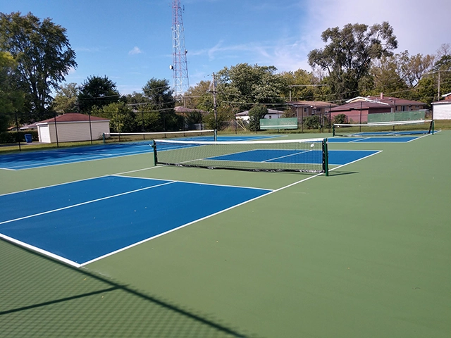 Sơn lại 1 lớp sàn cũ pickleball trường học Mixsports 